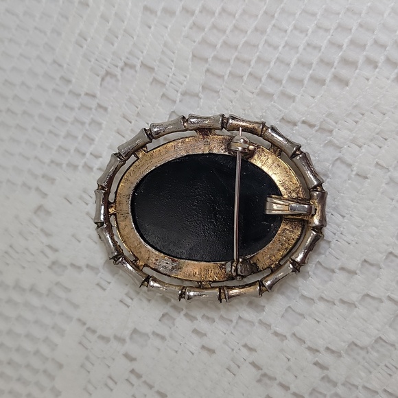 Vintage Cameo Brooch Oval Shaped Bamboo Style Gold Toned Metal Frame 2 In High - Picture 3 of 9